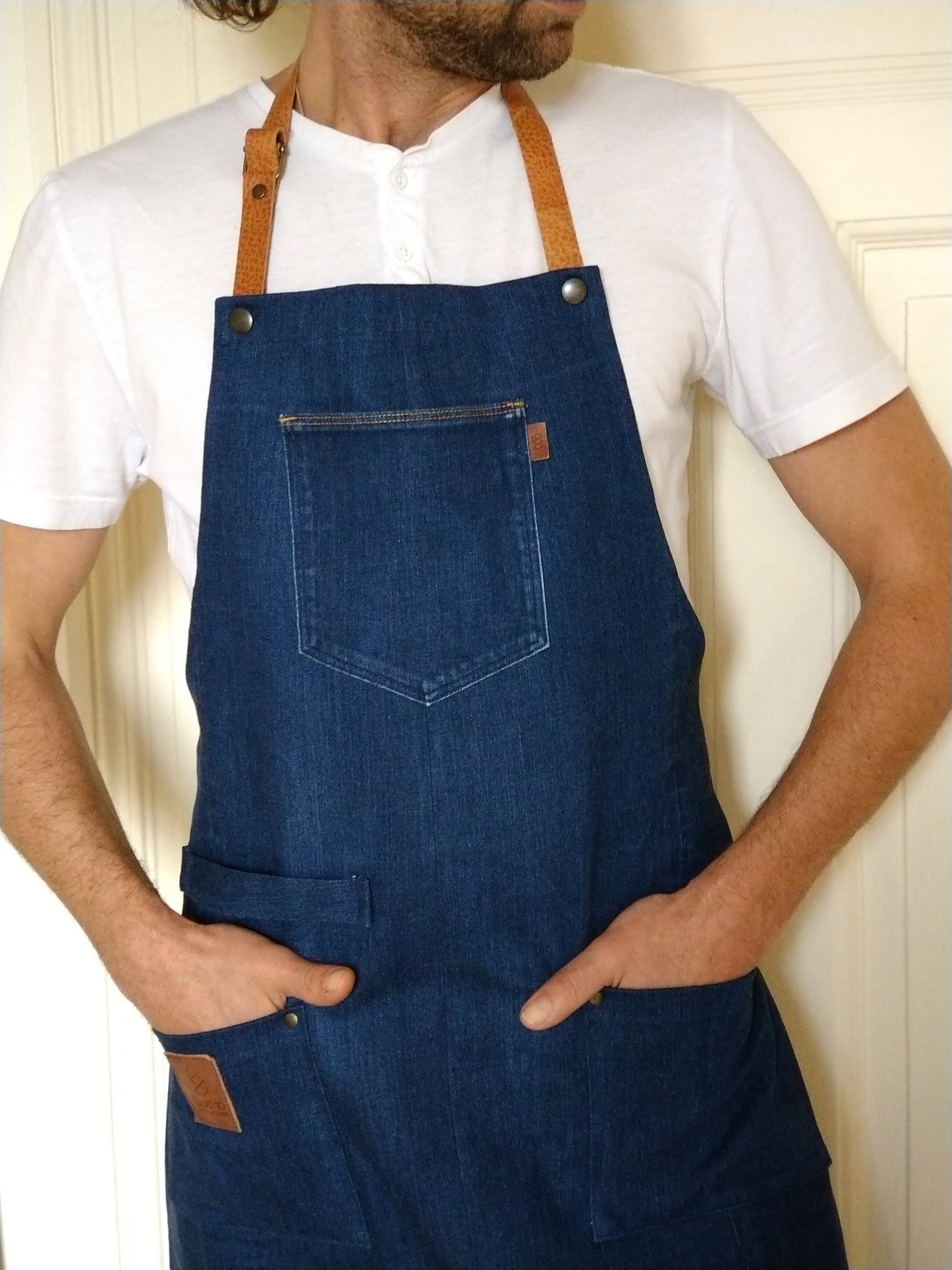 Upcycling Kochschürze /Grillschürze aus Denim mittelblau mit abnehmbaren Lederriemen