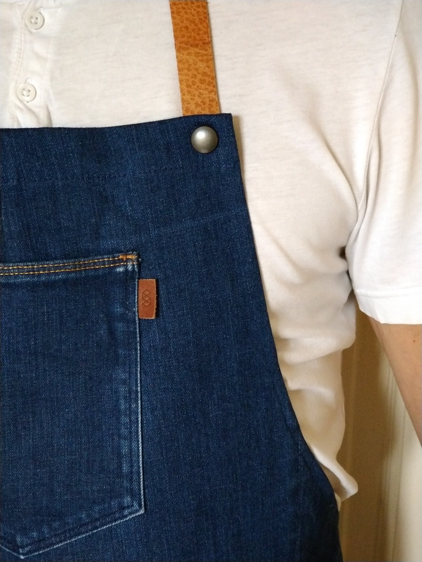 Upcycling Kochschürze /Grillschürze aus Denim mittelblau mit abnehmbaren Lederriemen