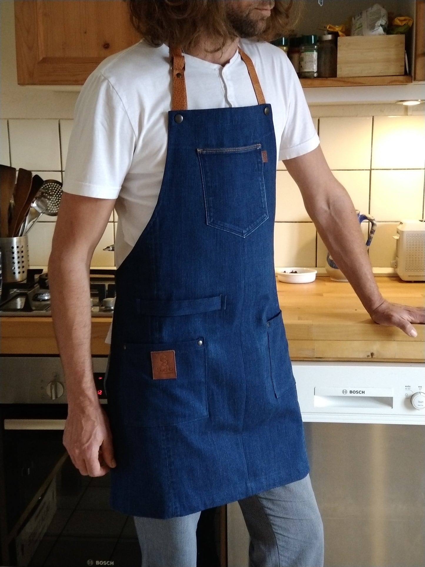 Upcycling Kochschürze /Grillschürze aus Denim mittelblau mit abnehmbaren Lederriemen