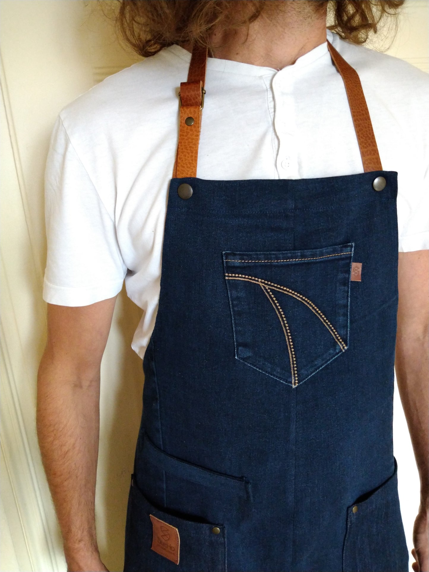Upcycling Kochschürze /Grillschürze aus Denim dunkelblau mit abnehmbaren Lederriemen