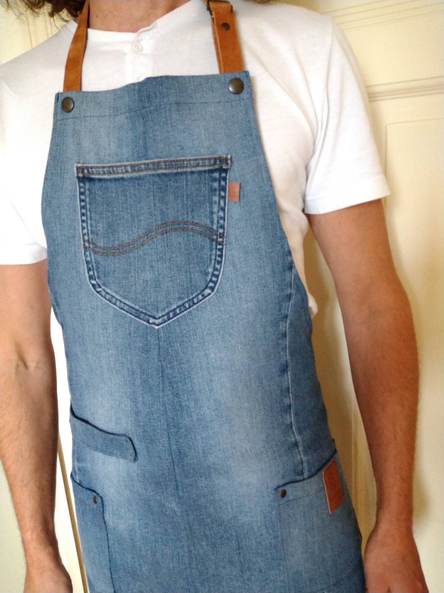 Upcycling Kochschürze /Grillschürze aus Denim hellblau mit abnehmbaren Lederriemen