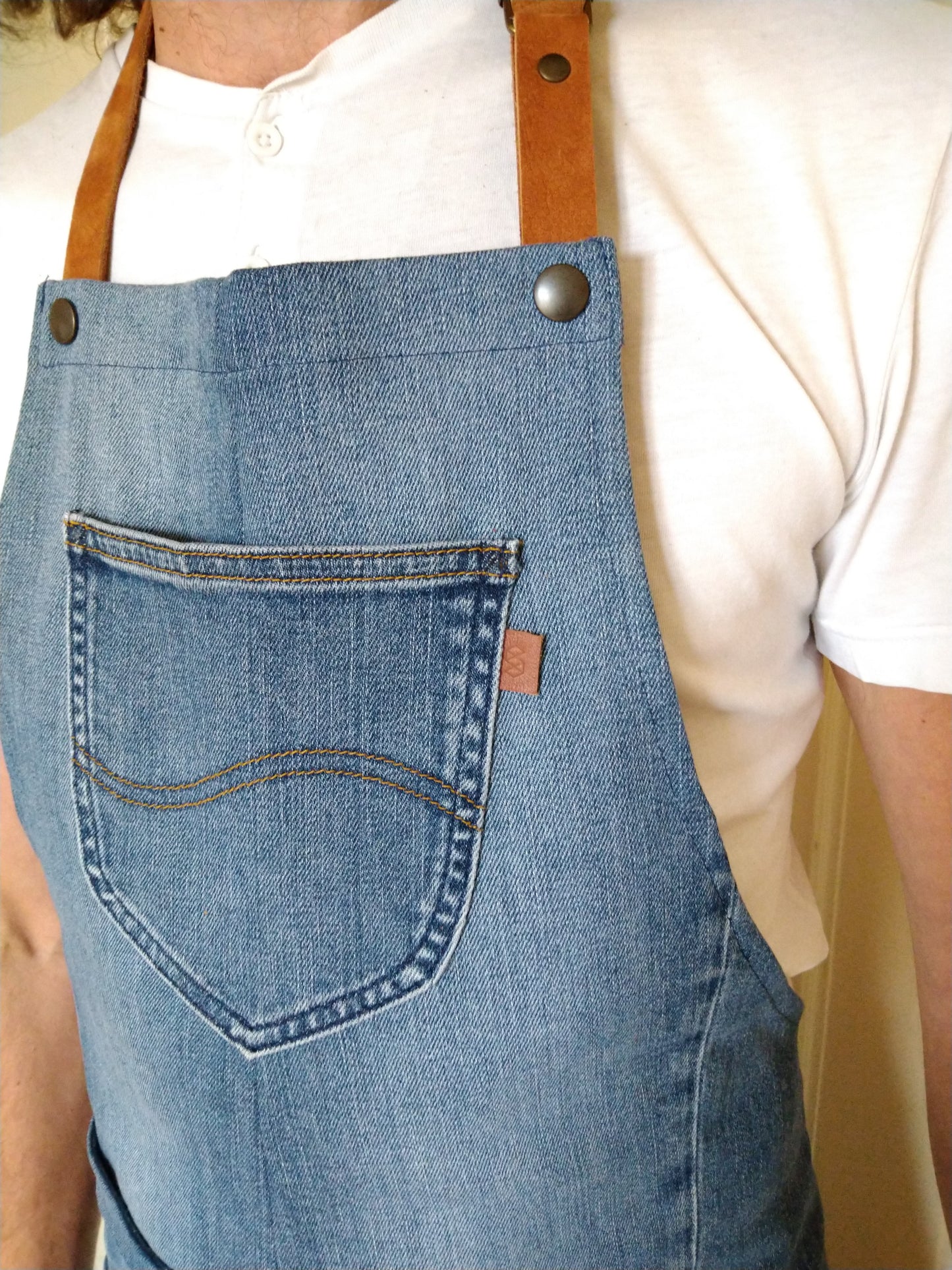 Upcycling Kochschürze /Grillschürze aus Denim hellblau mit abnehmbaren Lederriemen