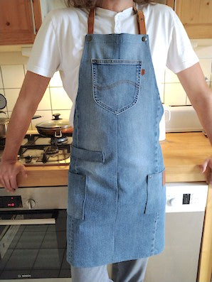 Upcycling Kochschürze /Grillschürze aus Denim hellblau mit abnehmbaren Lederriemen