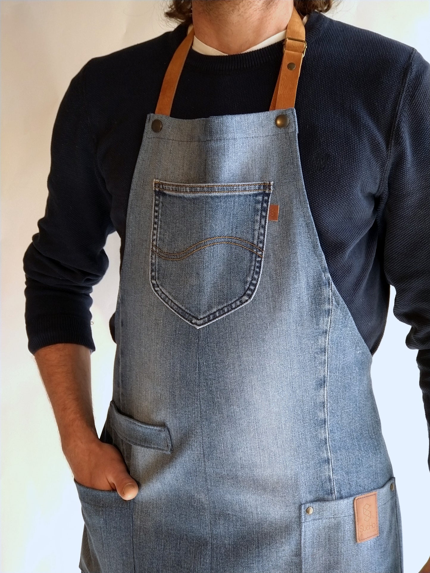 Upcycling Kochschürze /Grillschürze aus Denim hellblau mit abnehmbaren Lederriemen