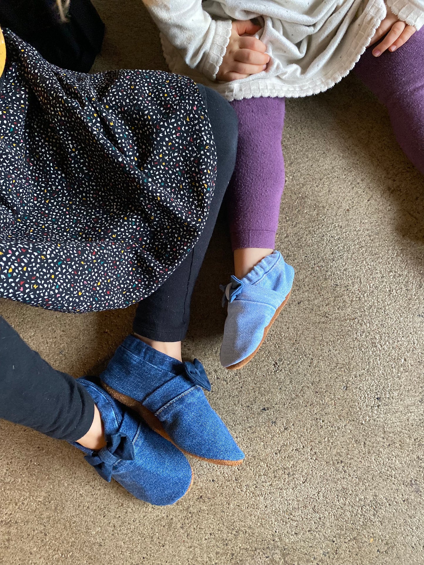 Chaussons enfants Mocca Tilda bleu foncé upcyclés