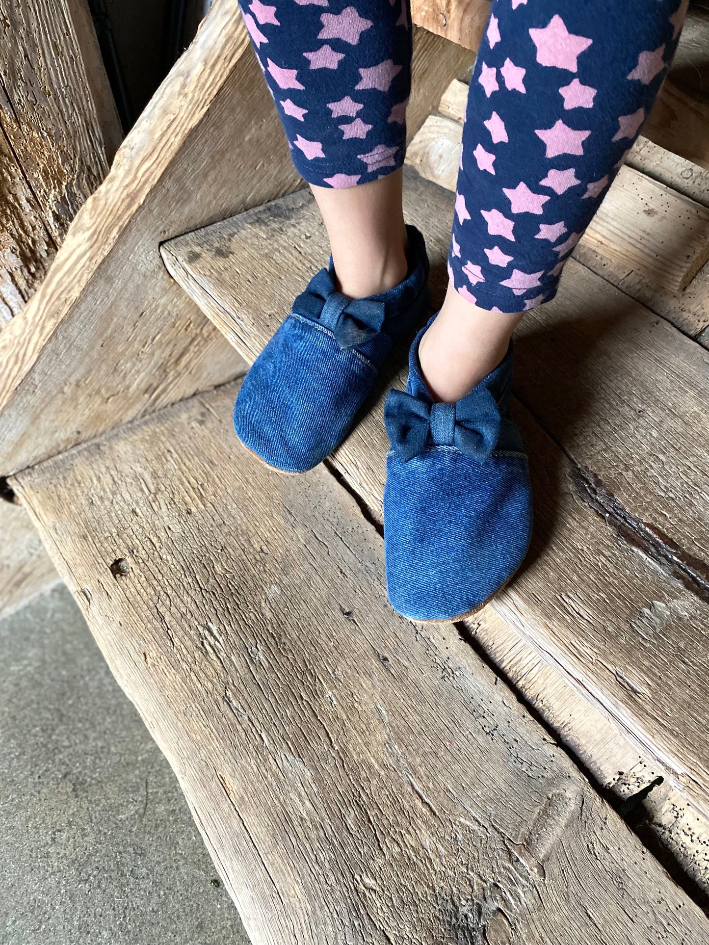 Chaussons enfants Mocca Tilda bleu foncé upcyclés