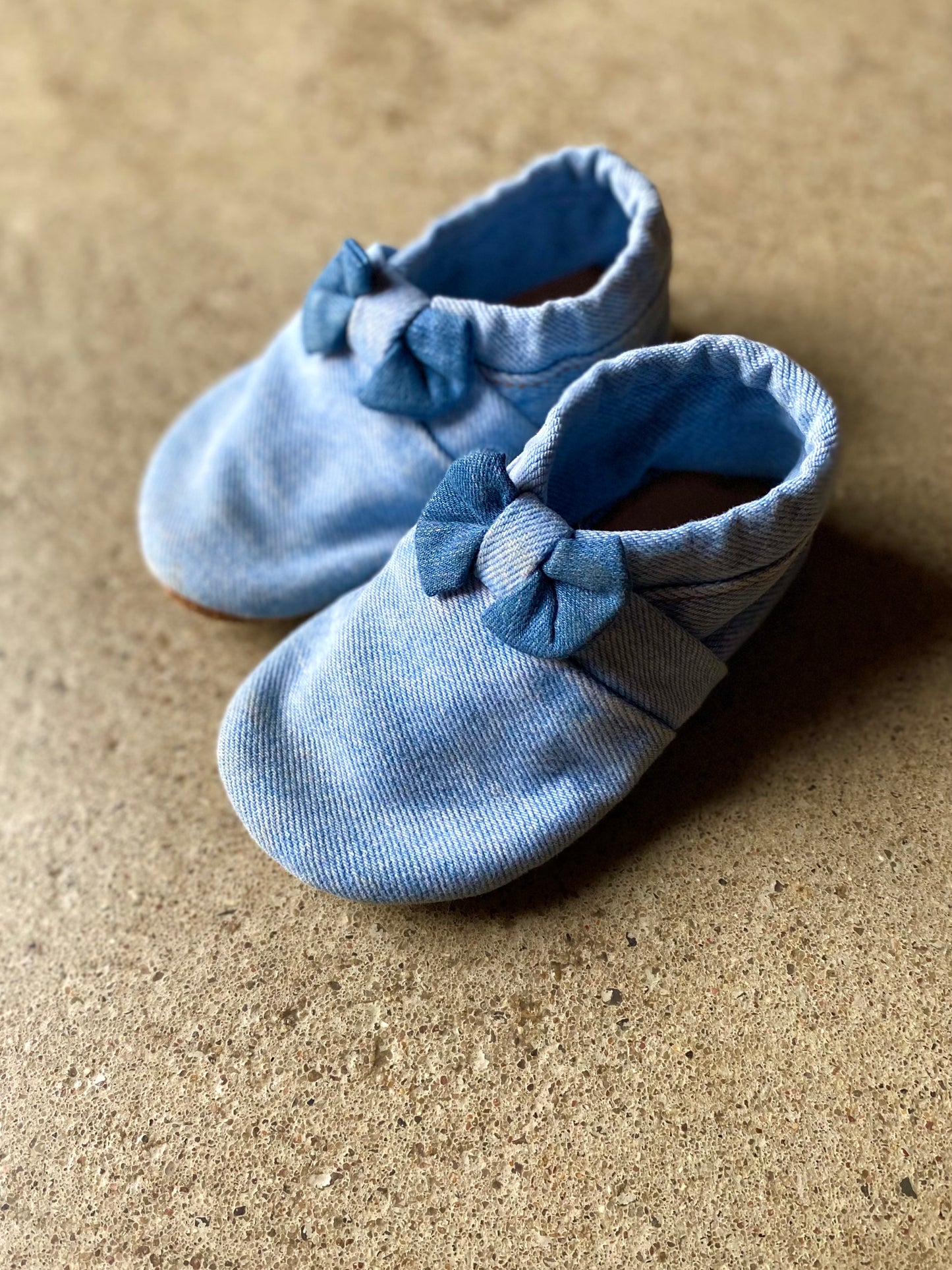 Chaussons bébé MOCCA TILDA bleu clair upcyclés