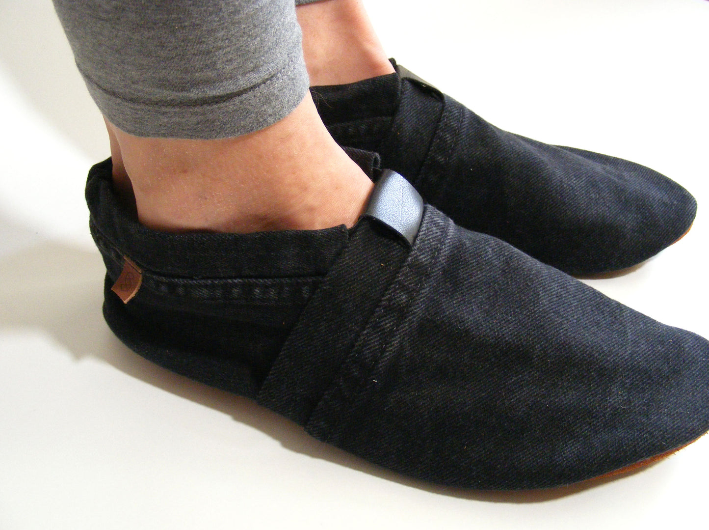 Chaussons upcyclés MOCCA LEO denim noir