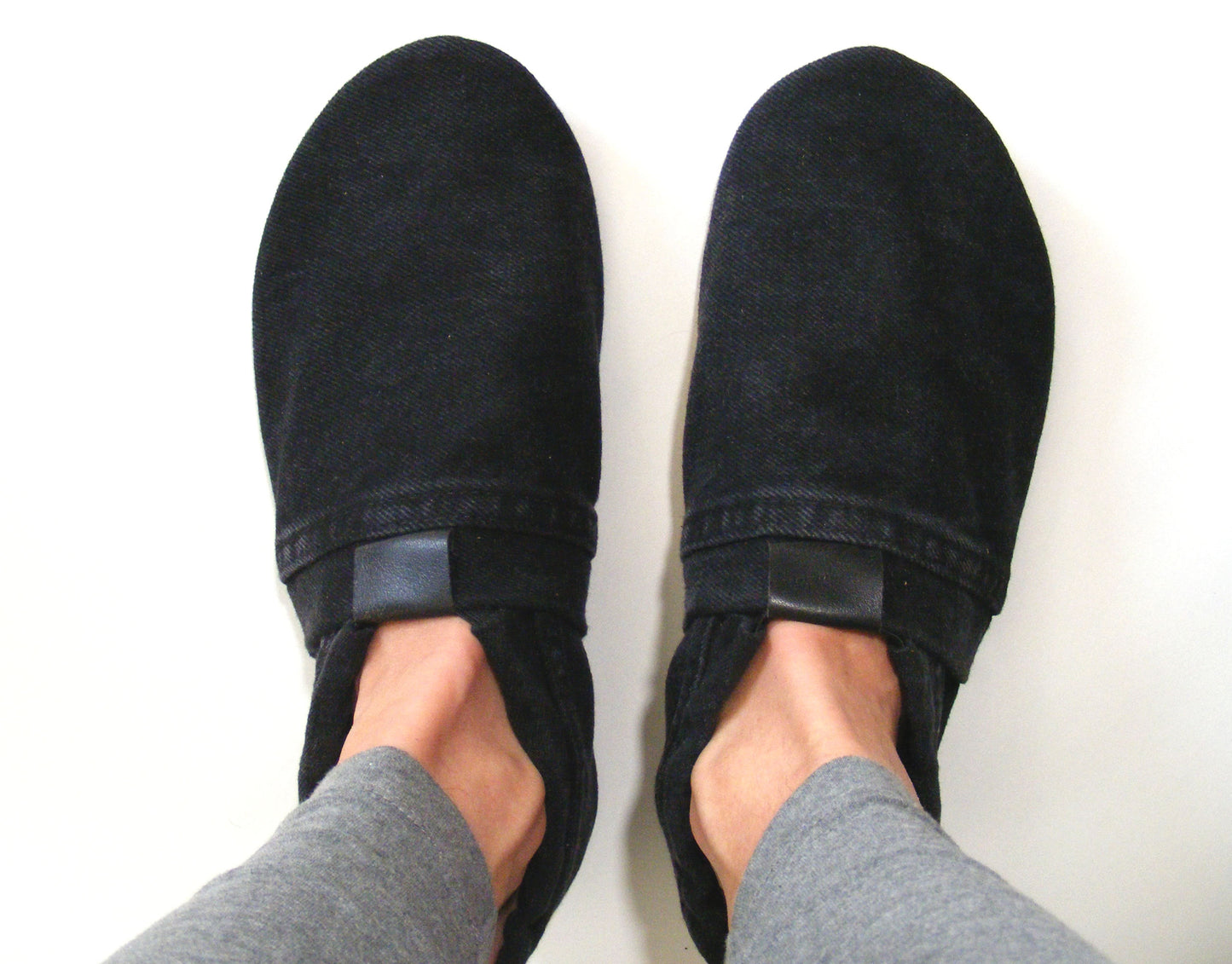 Chaussons upcyclés MOCCA LEO denim noir