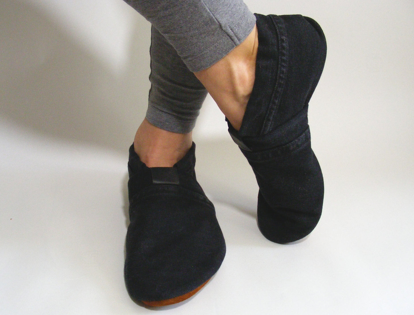 Chaussons upcyclés MOCCA LEO denim noir