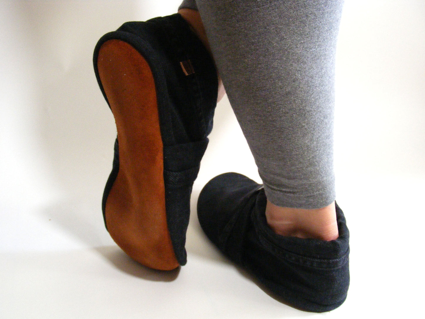 Chaussons upcyclés MOCCA LEO denim noir