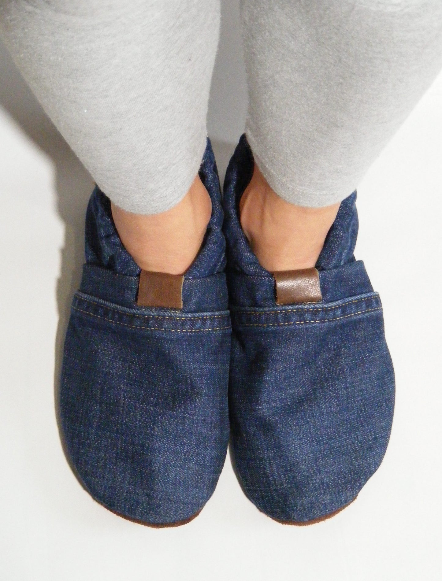 Chaussons upcyclés MOCCA LEO denim bleu foncé unisex