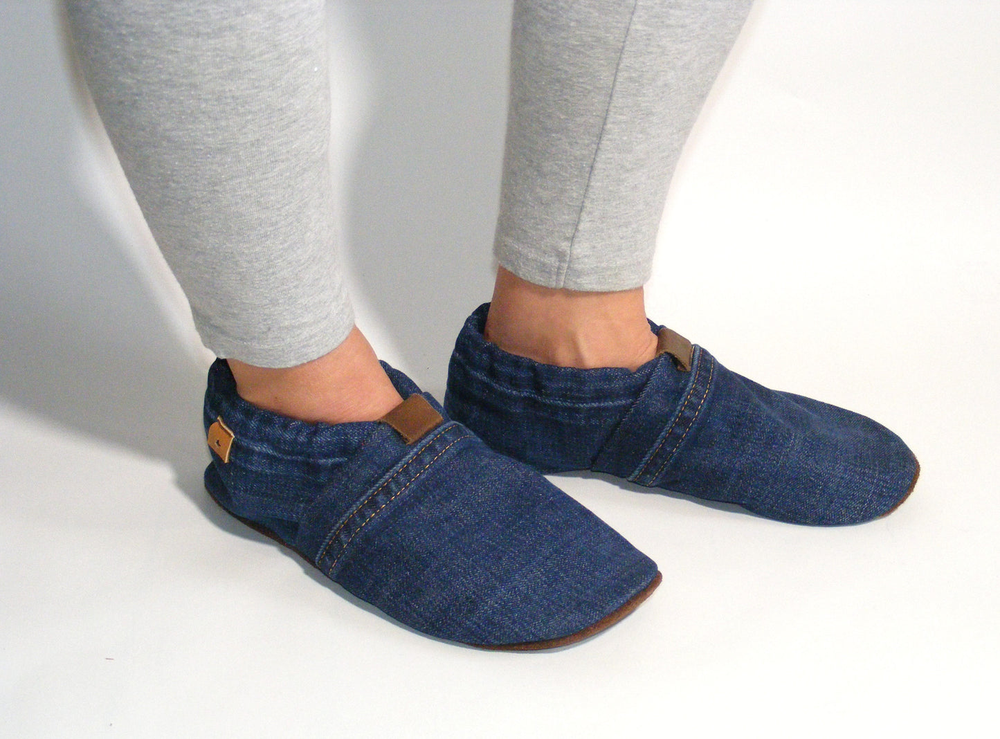 Chaussons upcyclés MOCCA LEO denim bleu foncé unisex