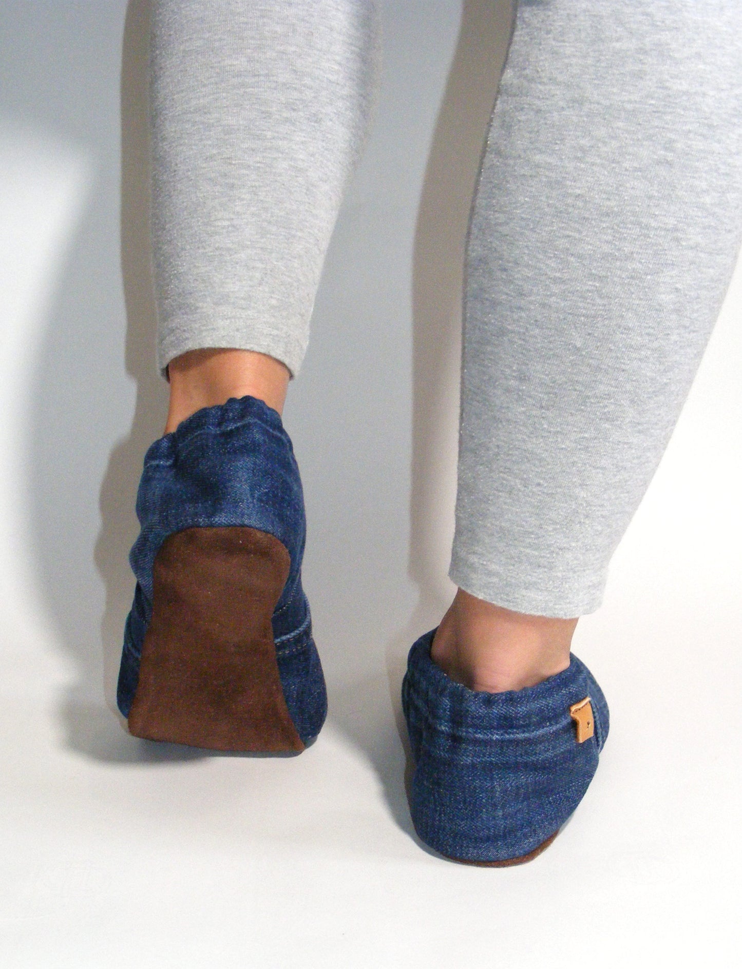 Chaussons upcyclés MOCCA LEO denim bleu foncé unisex