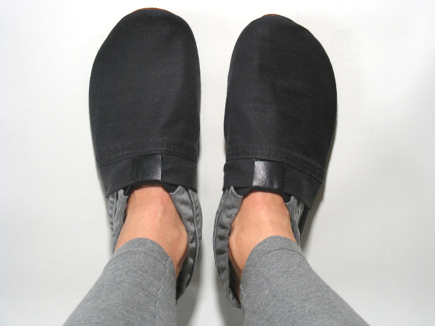 Chaussons upcyclés MOCCA LEO denim gris / noir upcyclés