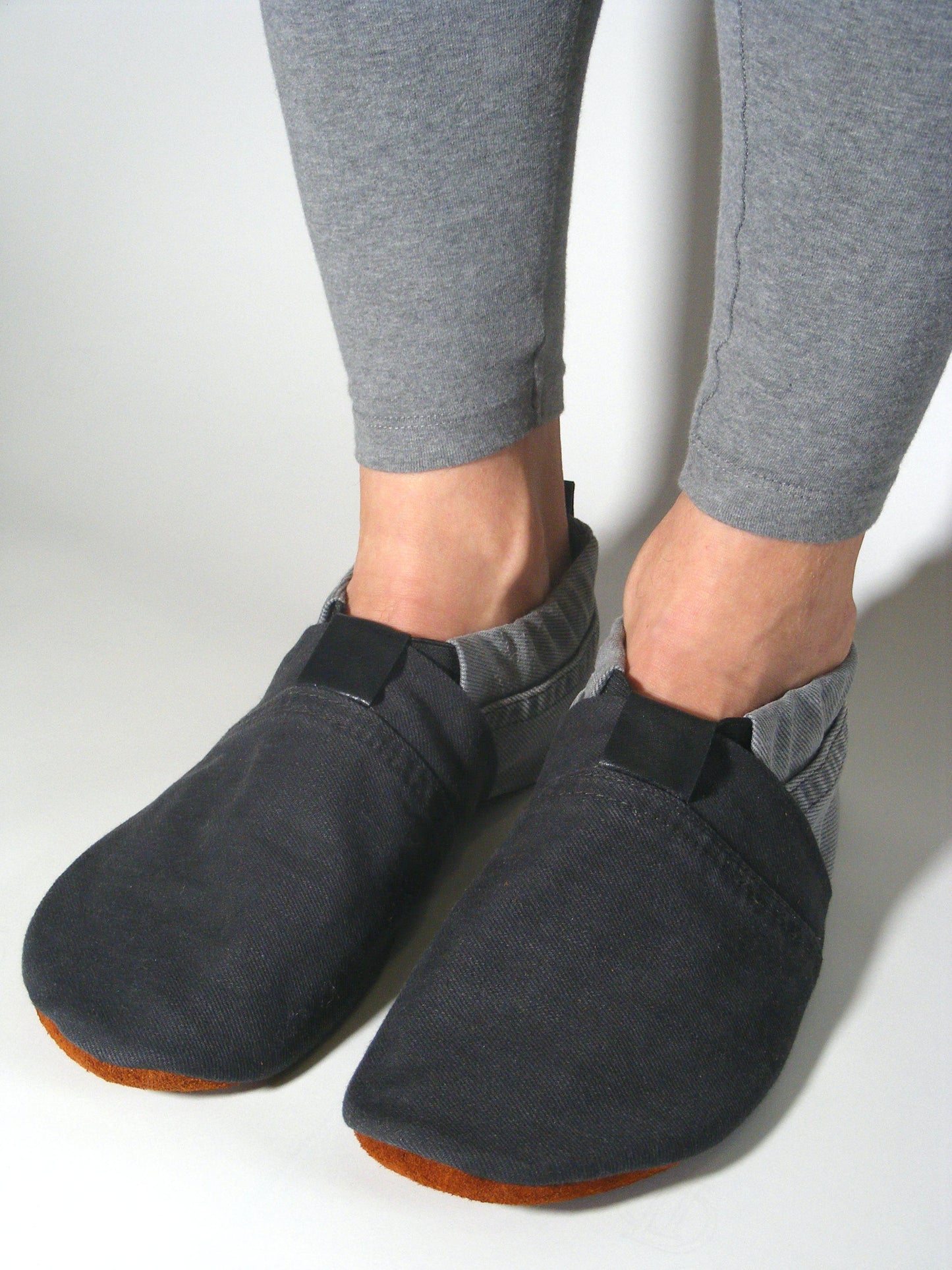 Chaussons upcyclés MOCCA LEO denim gris / noir upcyclés