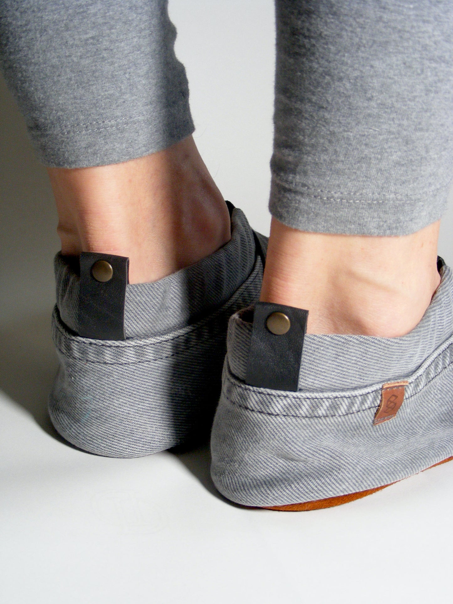 Chaussons upcyclés MOCCA LEO denim gris / noir upcyclés