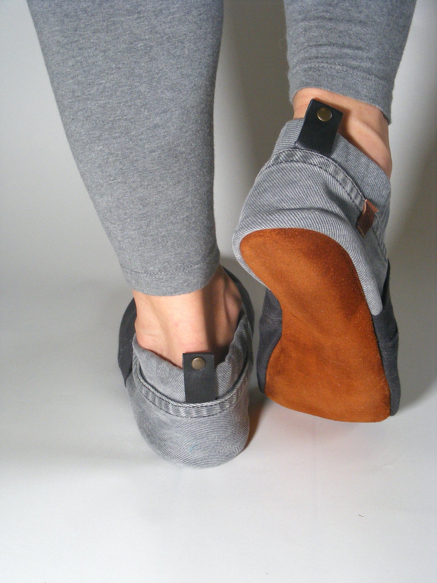 Chaussons upcyclés MOCCA LEO denim gris / noir upcyclés