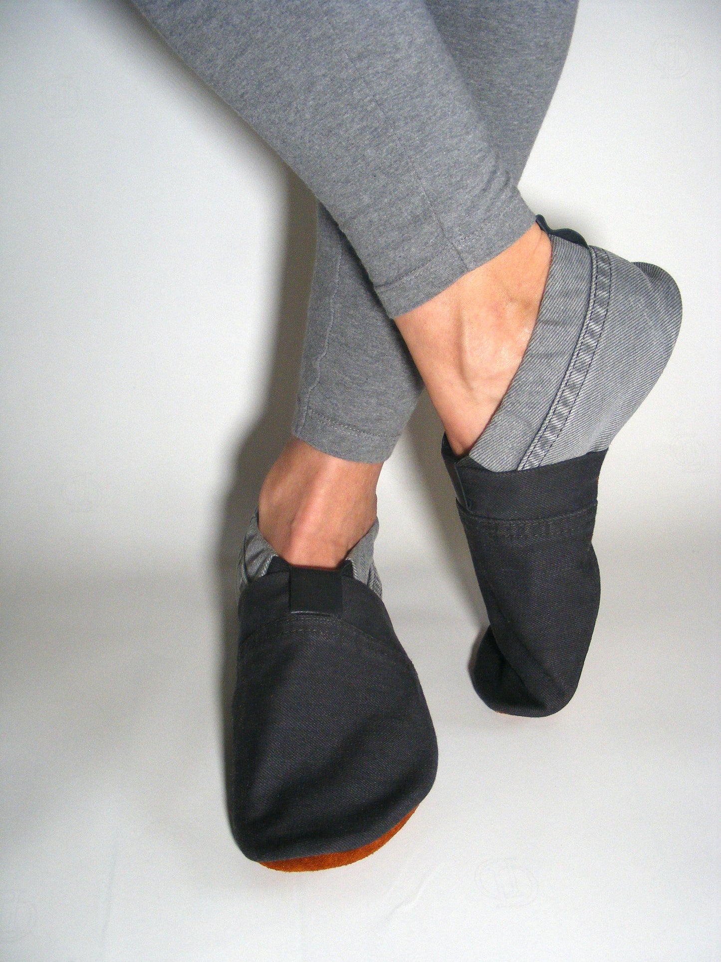 Chaussons upcyclés MOCCA LEO denim gris / noir upcyclés