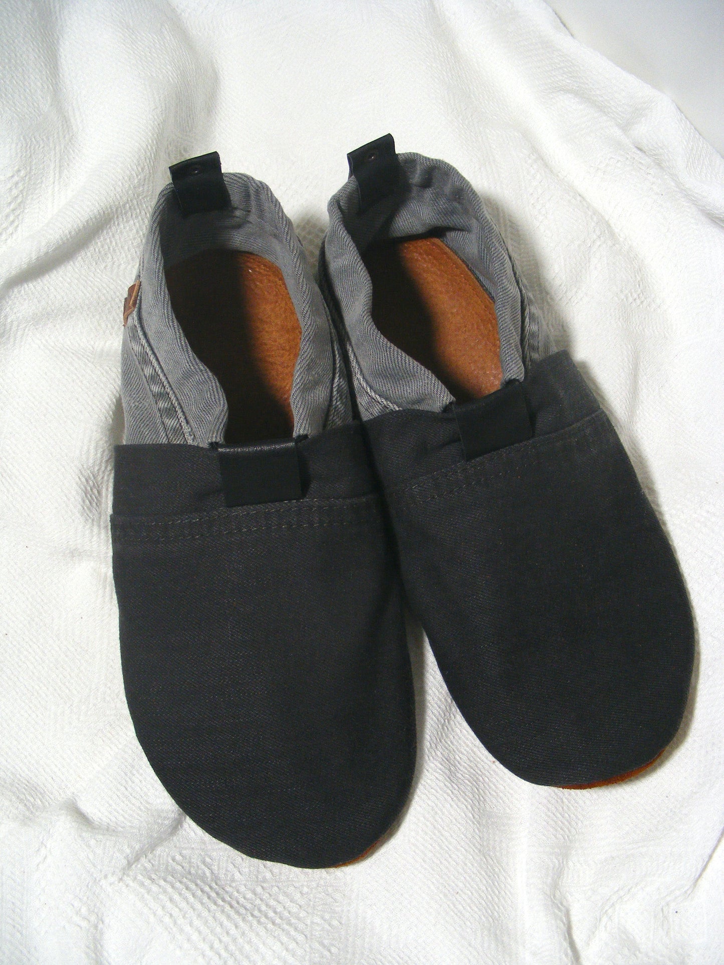 Chaussons upcyclés MOCCA LEO denim gris / noir upcyclés