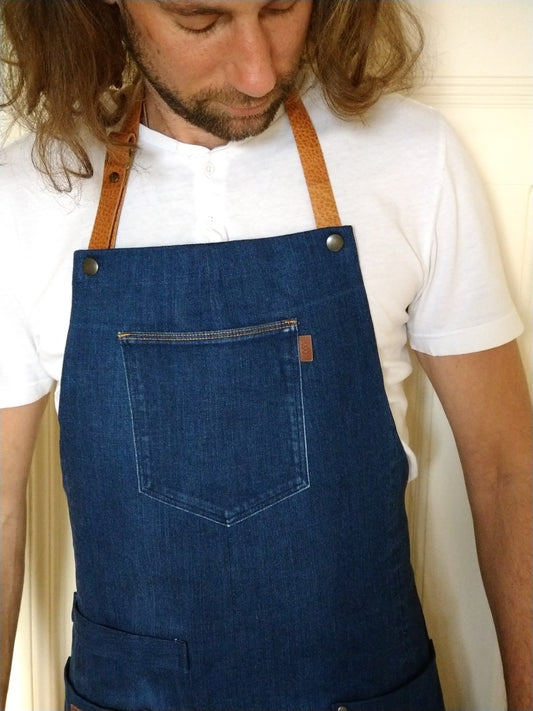 Upcycling Kochschürze /Grillschürze aus Denim mittelblau mit abnehmbaren Lederriemen