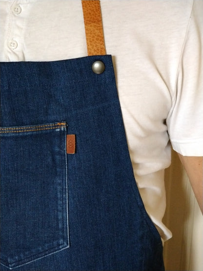 Tablier de cuisine upcyclé / barbecue en Denim bleu avec sangles en cuir 