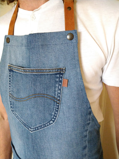 Tablier de cuisine upcyclé / barbecue en Denim bleu clair avec sangles en cuir 