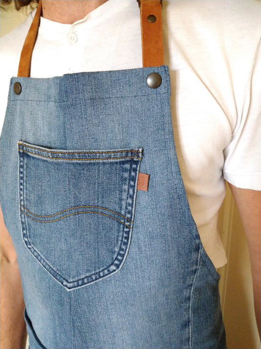 Upcycling Kochschürze /Grillschürze aus Denim hellblau mit abnehmbaren Lederriemen