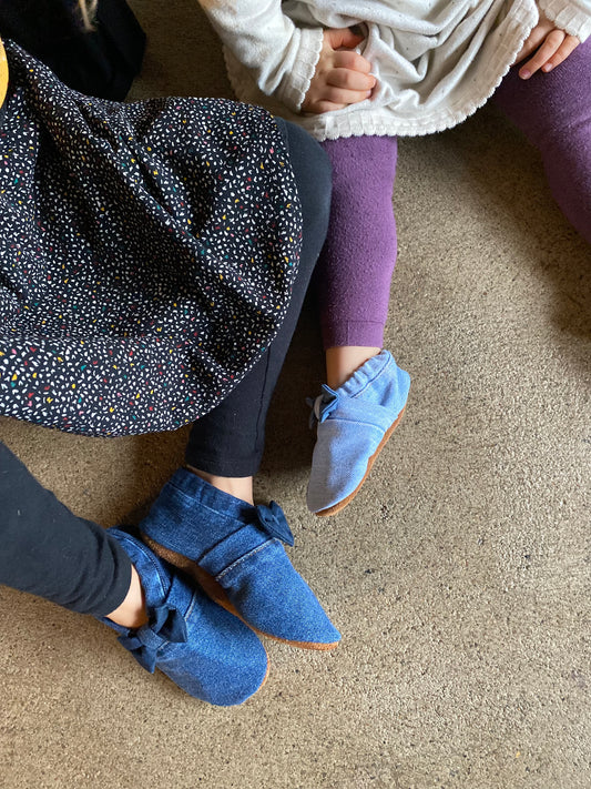 Chaussons enfants Mocca Tilda bleu foncé upcyclés