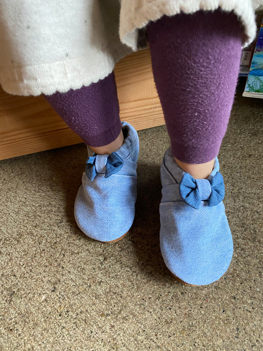 Chaussons bébé MOCCA TILDA bleu clair upcyclés