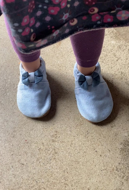 Chaussons bébé MOCCA TILDA bleu clair upcyclés