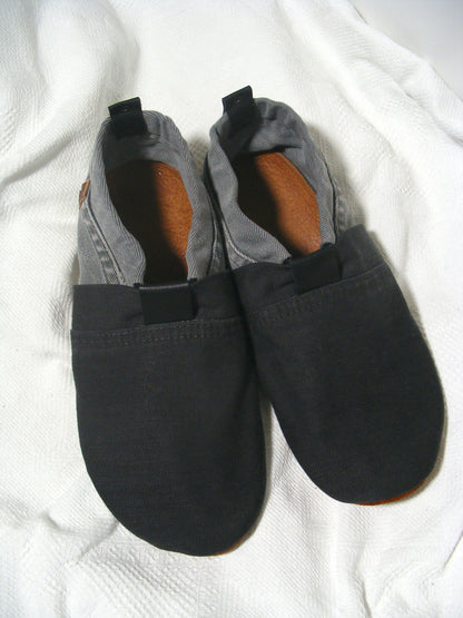 Chaussons upcyclés MOCCA LEO denim gris / noir upcyclés